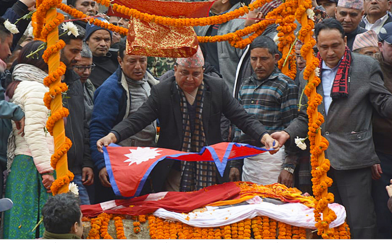 पूर्वउपप्रधानमन्त्री अधिकारीको अन्त्येष्टि, छोरीले दिए दागबत्ती