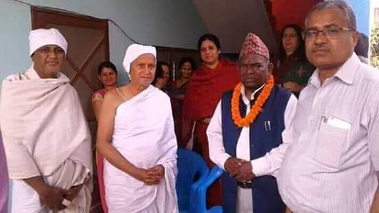 माला लगाएका मन्त्री लालबाबु पण्डितको आलोचना