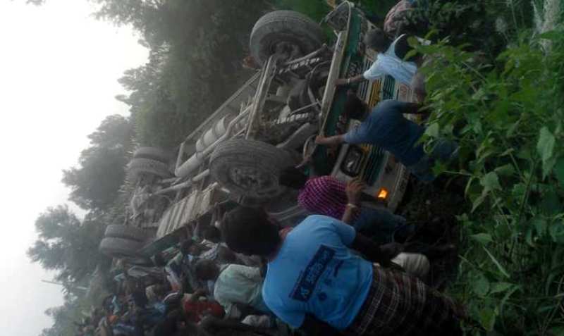 सर्लाहीमा बस दुर्घटना हुँदा ३ जनाको ज्यान गयो, ३१ घाइते