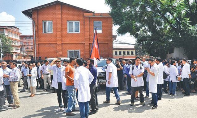 डाक्टरको काम आन्दोलन कि उपचार ?