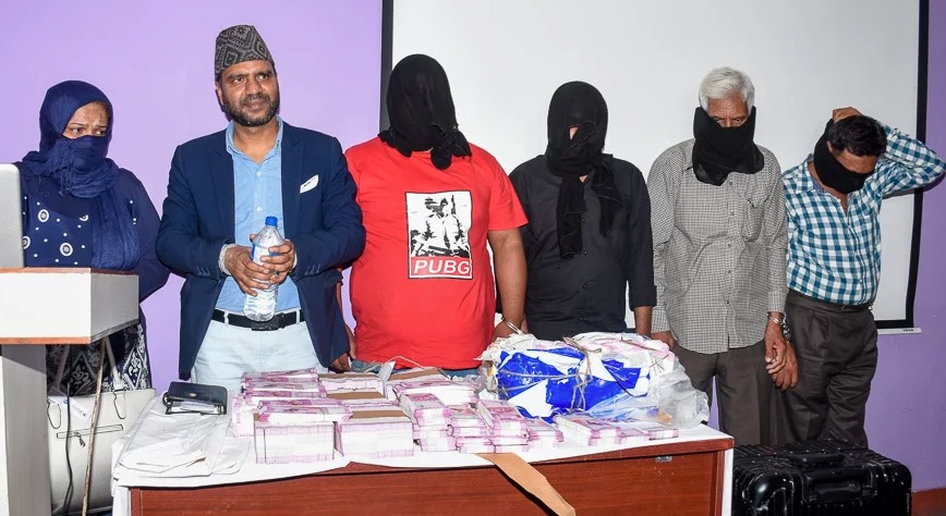 युनिस अन्सारी सहित छ जना करिब आठ करोड नक्‍कली भारु सहित पक्राउ