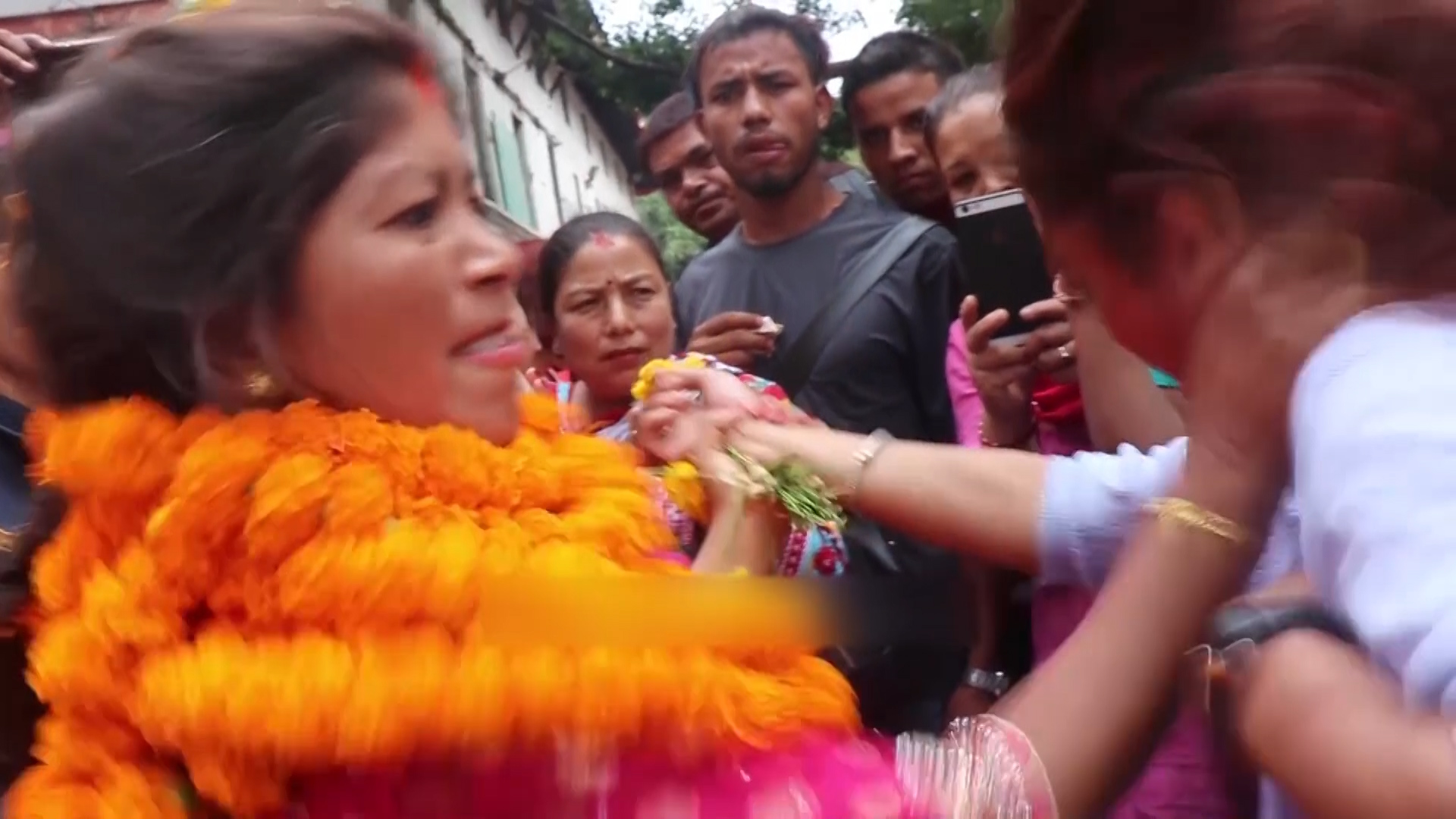 को हुन यीनी आफुलाई धर्ती माता भन्दै सर्वसाधारणलाई कुट्ने