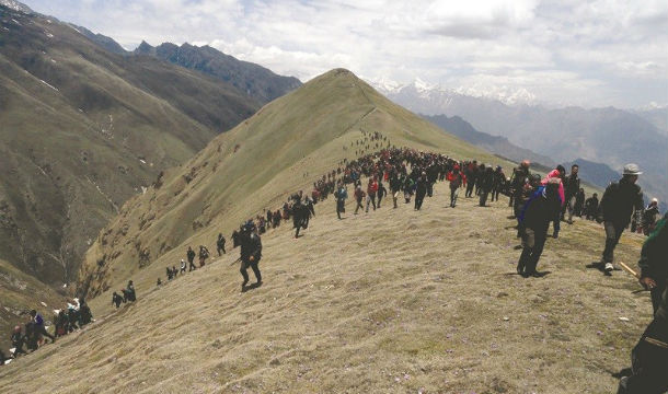 डोल्पामा यार्सा टिप्न गएका तीन जनाको ज्यान गयो
