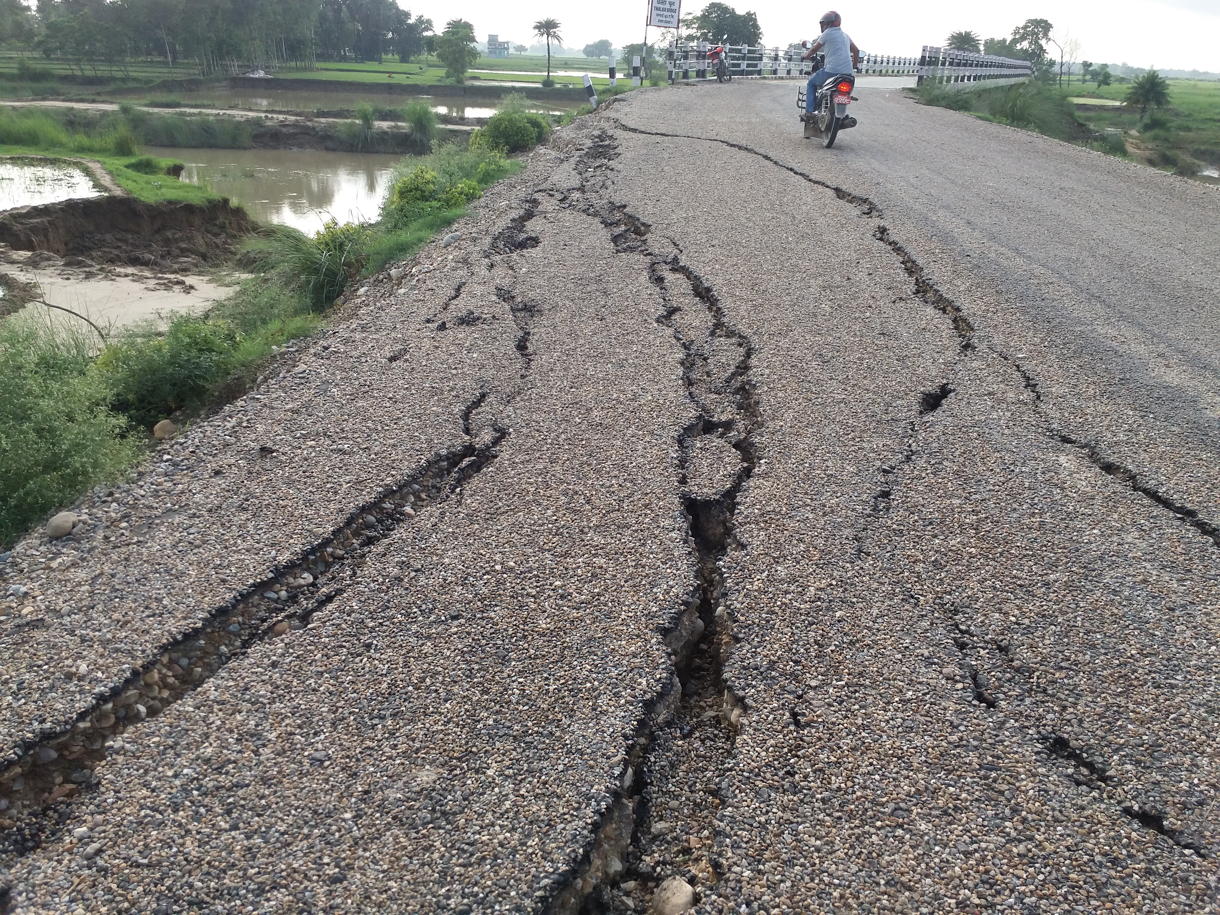 हुलाकी राजमार्गमा ठेकेदारको लापरवाही, कालोपत्रे गरेको सडकको यो हालत