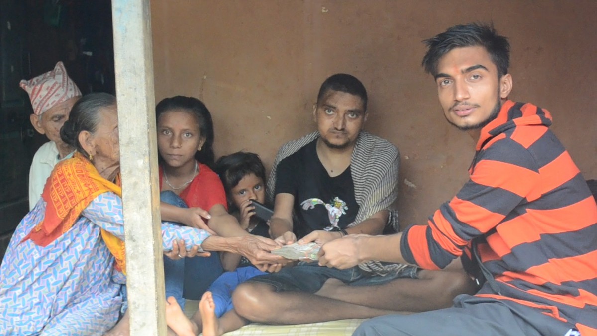 बिरामीलाई १ लाख २३ हजार रकम हस्तान्तरण गर्दै मनाए पत्रकार डेभिडले जन्मदिन