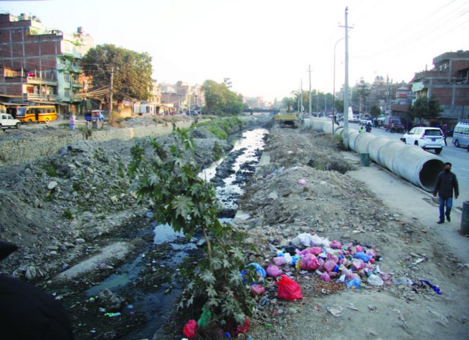 ठेकेदारको मनपरी, सर्वसाधारणलाई सास्ती 