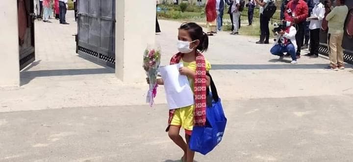 जव ७ बर्षिया बालिका पुष्पगुच्छा सहित कोरोना जितेर बाहिरिइन….