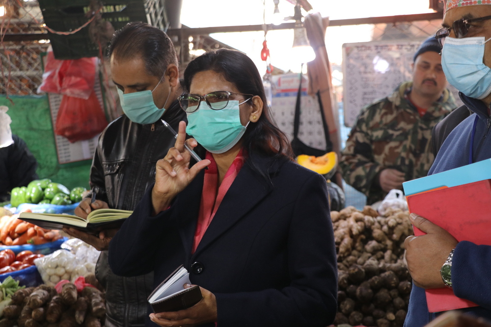 कालिमाटी तरकारी बजारमा कृषिमन्त्री अर्यालको छड्के, बजार व्यवस्थित गर्न निर्देशन