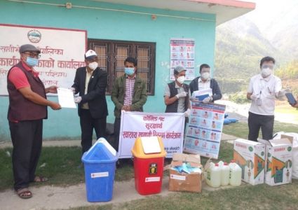 आठविसकोट र सानीभेरीलाई रेडक्रसले दियो स्वास्थ्य सामाग्री