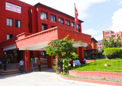स्वास्थ्य मन्त्रालयले भन्यो : निषेधाज्ञा खुकुलो भएसँगै फेरि कोरोना बढ्यो