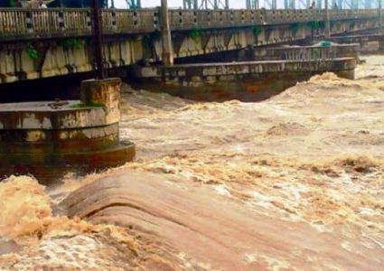 सप्तकोशी नदीमा पानीको बहाव उच्च,५६ मध्ये २९ ढोका खोलिए