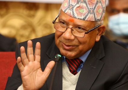 एमाले विवाद मिलाउन दौडधुप, ६ नेता पुगे माधव नेपाल निवास कोटेश्वर