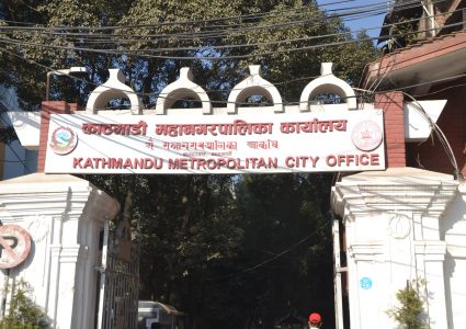 काठमाडौं महानगरको हचुवा निर्णय, नेपाल भाषाको अध्ययन अनिवार्यको चौतर्फी आलोचना
