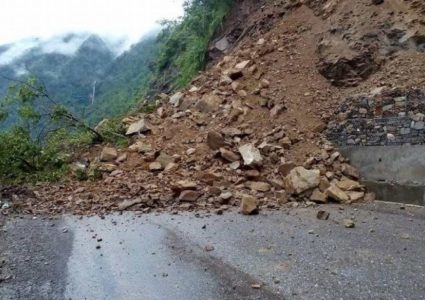 बाढी र पहिरोका कारण देशभरका १५ सडक खण्ड अझै बन्द