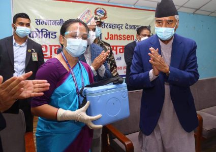 कोरोनाविरुद्दको जोन्सन एण्ड जोन्सन खोप लगाउन सुरु,प्रधानमन्त्री देउवाले गरे शुभारम्भ