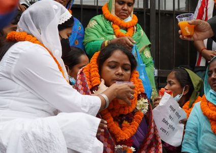 चौतर्फी आलोचना र दवावपछि सरकार रुवी खानसँग सहमति गर्न बाध्य, १२ दिनपछि तोडिन आमरण अनसन