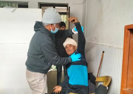 रुकुमपूर्वमा पुगेर निशुल्क उपचार गर्दै डा.गोविन्द केसी