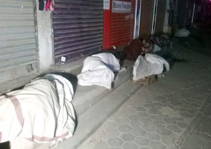 भएन काठमाडौं उपत्यकामा सडक मानवमुक्त,रातको चिसोमा दुख काट्दै