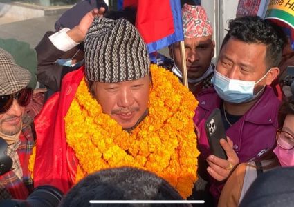 गायक राजेश पायल राईलाई विमानस्थलमा भब्य स्वागत, देखिए यस्ता रोचक तस्बीर