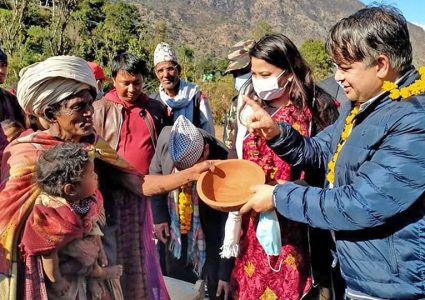 मन्त्री रामकुमारी झाँक्री पुगिन राउटे बस्तीमा, लगाइन सम्झना शाही र गाजलु शाहीसँग मित