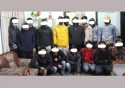 सेवाग्राहीलाई सास्ती दिने यातायात कार्यालयका १६ जना बिचौलिया प्रहरीको फन्दामा