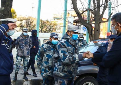 माइतीघरमा प्रर्दशनकारी पूर्व डीआईजी रमेश खरेललाई प्रहरीको स्यालुट