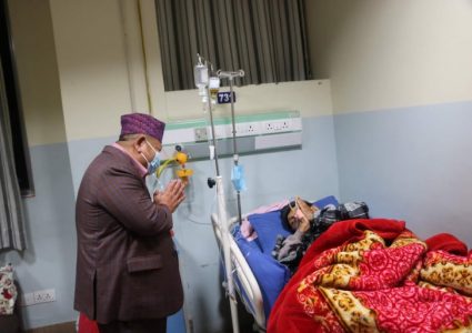 पर्यटनमन्त्री प्रेम आले अस्पताल पुगे सत्यमोहन जोशीलाई भेट्न