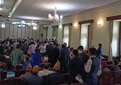 निर्वाचन आयोगको बैठकमा होहल्ला र नाराबाजी, आचारसंहितामा एकतर्फी हस्ताक्षर गर्न लगाएपछि आपत्ति