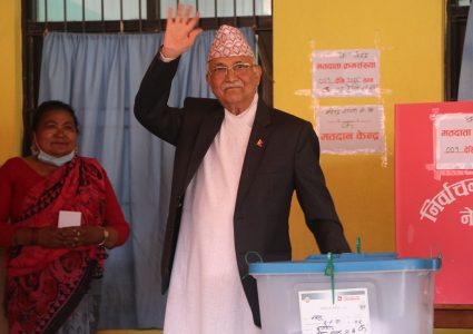 मतदान गरेपछि ओलीले भने गठबन्धनभन्दा बढी सिट जित्छौं
