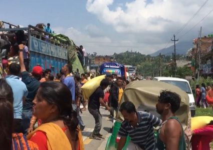 धादिङको धार्केमा २ वटा ट्रकबाट किसानले खोसे मल,प्रहरीले रोक्नै सकेनन्
