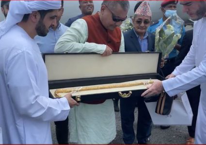 दुर्गा प्रसाईंले पाए दुबईका राजकुमारबाट सुनको लौरो उपहार