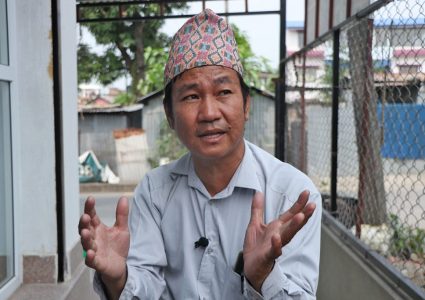 आफूलाई किनेको गाडी बेच्ने तयारीमा हर्क साम्पाङ,खाल्डा टाल्न रोलर मेसिन किन्ने