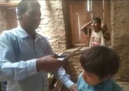 कक्षाकोठामै शिक्षकले काटिदिए विद्यार्थीको लामो कपाल