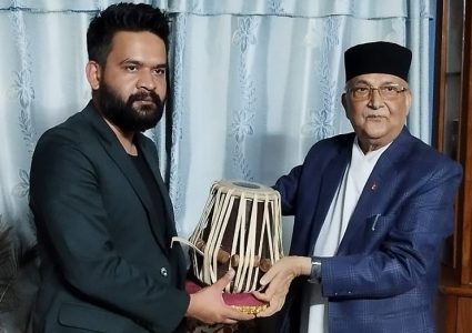 बालेन्द्र साहलाई बालकोटमा ओलीले दिए तबला उपहार