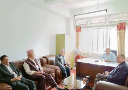 दिल्लीबाट फर्किएपछिको प्रचण्डको दौडधुप, माधव नेपाल,बाबुराम भट्टराई र बामदेव गौतम फकाउदैं