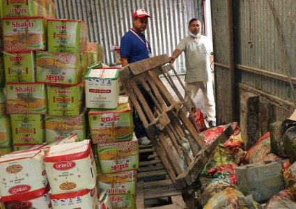 भक्तपुरको ‘चुनदेवी खाद्य स्टोर’ मा छापा, १४ लाख बराबरको अखाद्य वस्तु नष्ट