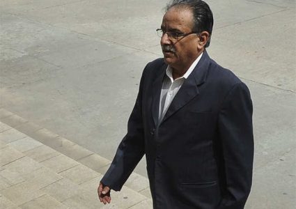 प्रचण्डले मेडिसिटी पुगेर गरे डा.प्रदीप गिरिको स्वास्थ्यलाभको कामना