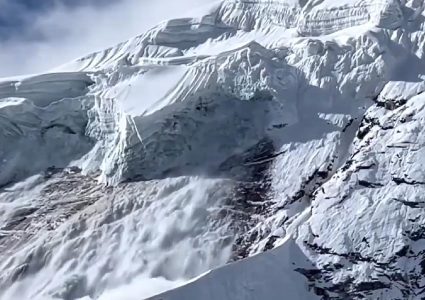 मनास्लु हिमपहिरोबाट उद्धार गरियो ९ जना