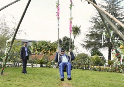 लाँकुरी भञ्ज्याङमा घोषणापत्र लेख्न पुगेका ओली पिङमा सरर…