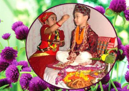 सप्तरंगी भाइटीका लगाएसंगै तिहार सकियो, दिदीबहिनीले दाजुभाइलाई श्रद्धापूर्वक टीका लगाइदिए