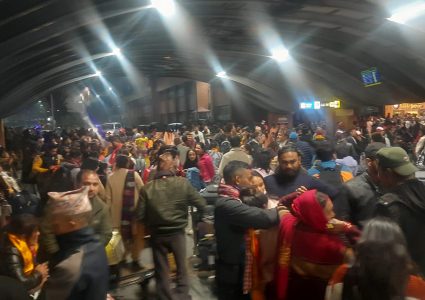 दलका उम्मेदवार मत माग्न घरदैलोमा, मतदाता रोजगारका लागि विदेश जाने लाइनमा