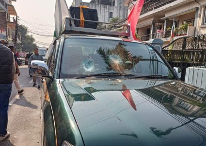 भरतपुरमा कांग्रेस उम्मेद्वार उमेश श्रेष्ठको गाडी तोडफोड