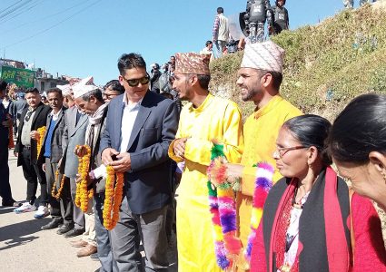 डडेल्धुरामा प्रधानमन्त्री देउवाको स्वागत गर्न लाइनमा बसे उम्मेद्वार सागर ढकाल