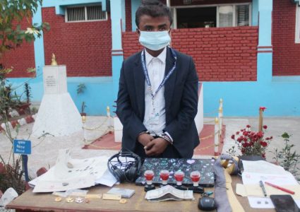नक्कली प्रशासकीय अधिकृत बुद्धिमान परियार पक्राउ