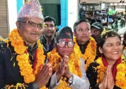 भेलुबाजेलाई २ हजार रुपैयाँ दिएकोबारे आयोगले सूर्य थापालाई सोध्यो स्पष्टिकरण
