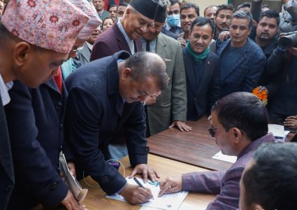 कांग्रेस संसदीय दलको नेतामा शेरबहादुर देउवा र गगन थापाबीच प्रतिष्पर्धा, कसले मार्ला बाजी ?