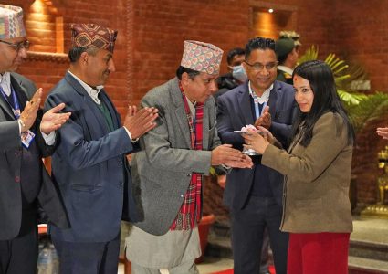 जोतिषले दिएको साइतमा बालुवाटार छिरे प्रधानमन्त्री प्रचण्ड, छोरीले बुझिन् चाबी