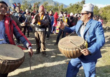 बारिपोले मेलाको रौनक, स्थानीयको नाचगानले मौलिकता झल्किदै