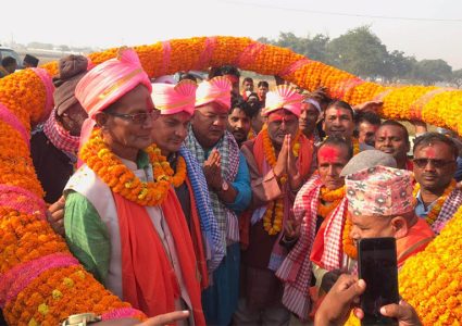 किसान श्रेष्ठ र जितेन्द्र सोनललाई लगाइयो २०५ किलोको माला
