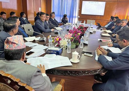 सडकका खाल्डा एक महिनाभित्र पुर्न भौतिक तथा पूर्वाधारमन्त्री श्रेष्ठको निर्देशन